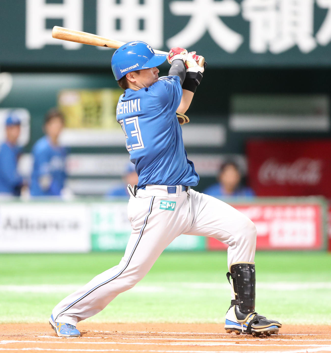 ソフトバンク対日本ハム　6回表日本ハム無死、伏見は左越えソロ本塁打を放つ（撮影・梅根麻紀）