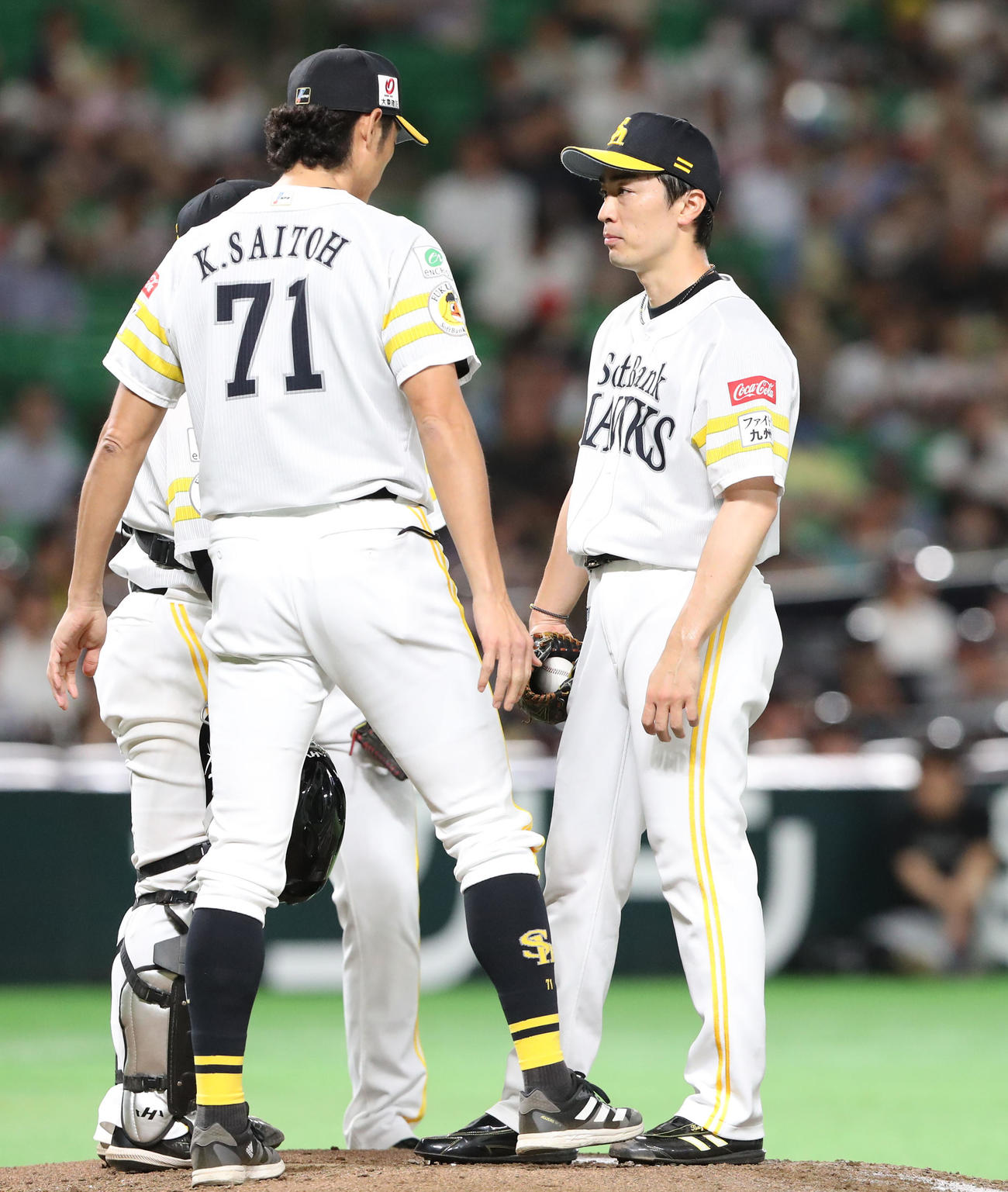 3回表日本ハム2死満塁、郡司に四球を与え押し出しで失点する和田、マウンドに集まるナインと斉藤和コーチ（撮影・梅根麻紀）