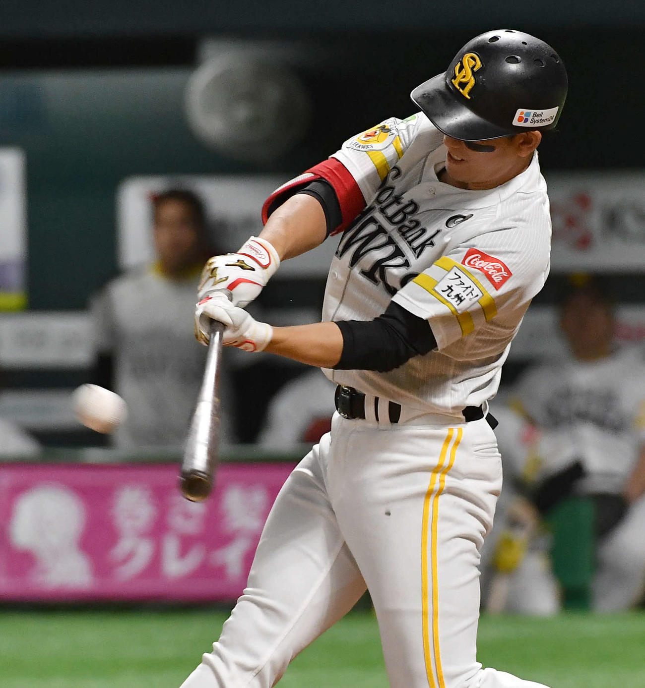 6回裏ソフトバンク1死一塁、栗原は右中間へ2点本塁打を放つ（撮影・岩下翔太）