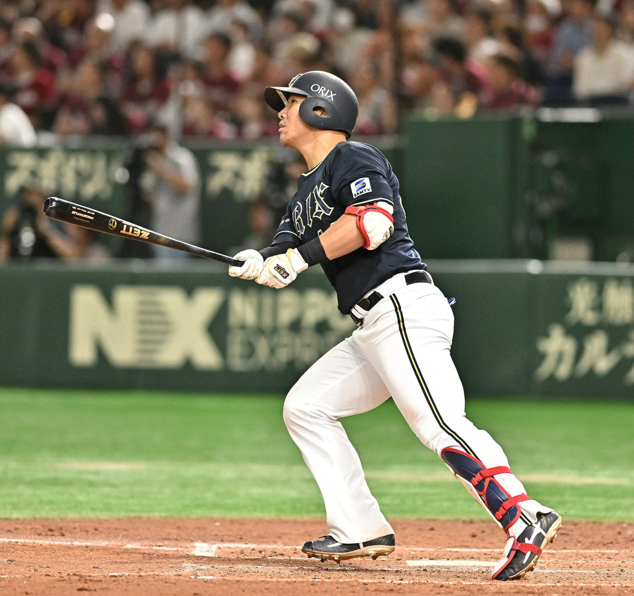 4回表オリックス2死一塁、頓宮は左中間へ2点本塁打を放つ（撮影・滝沢徹郎）