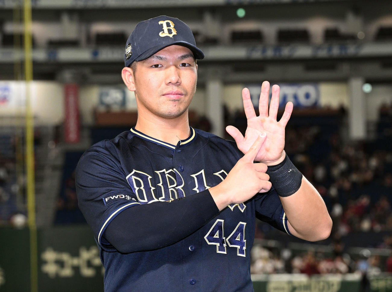 試合後、6打点の活躍を見せたオリックス頓宮は「6」のポーズで記念撮影する（撮影・滝沢徹郎）