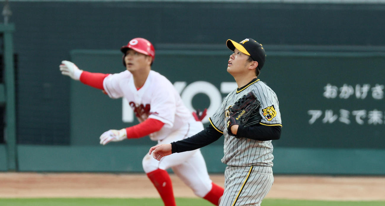 1回裏広島2死一、二塁、西勇は田中に右越え3点本塁打を浴びる（撮影・加藤哉）