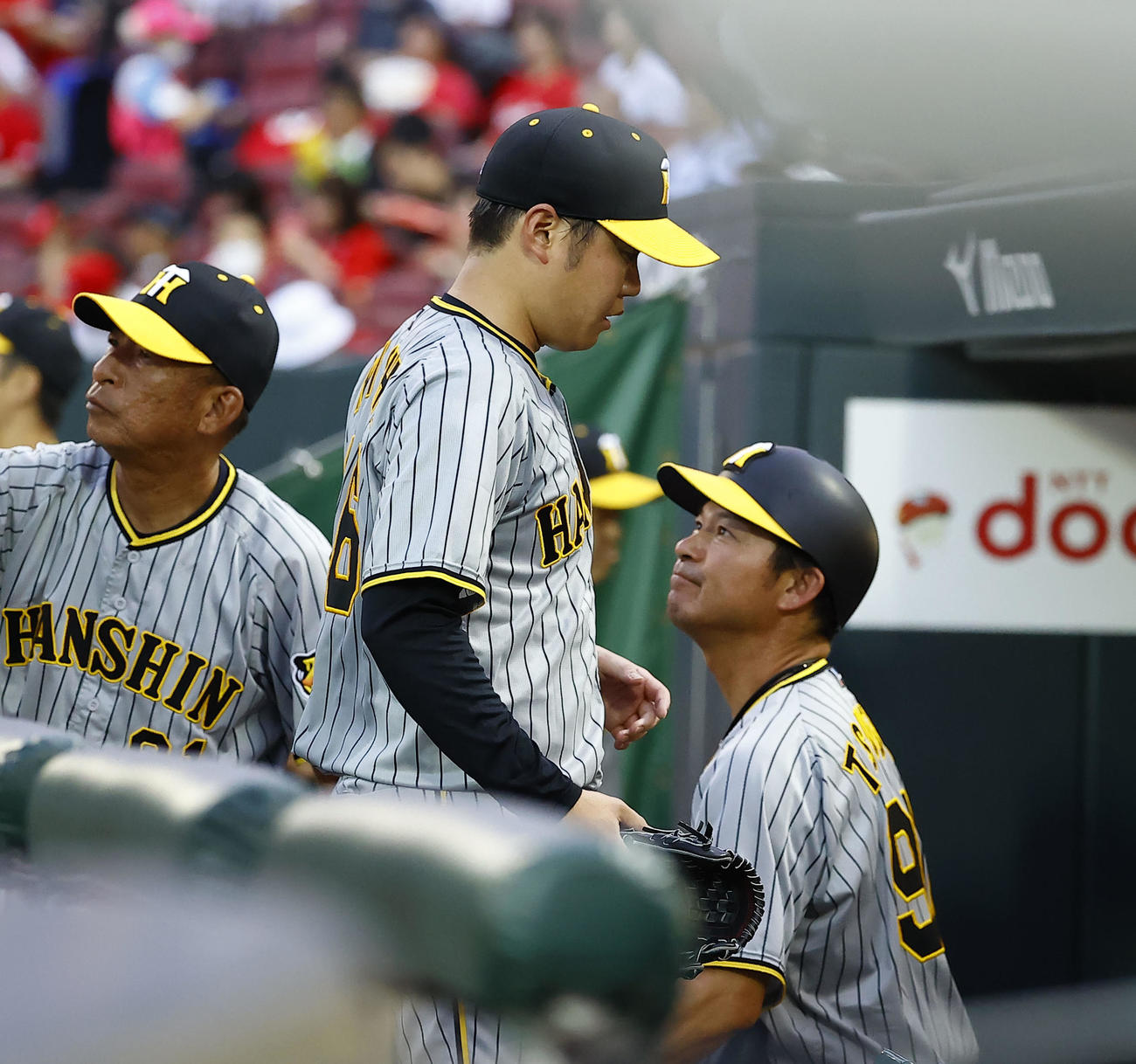 3回を終えベンチに戻る阪神西勇（撮影・藤尾明華）