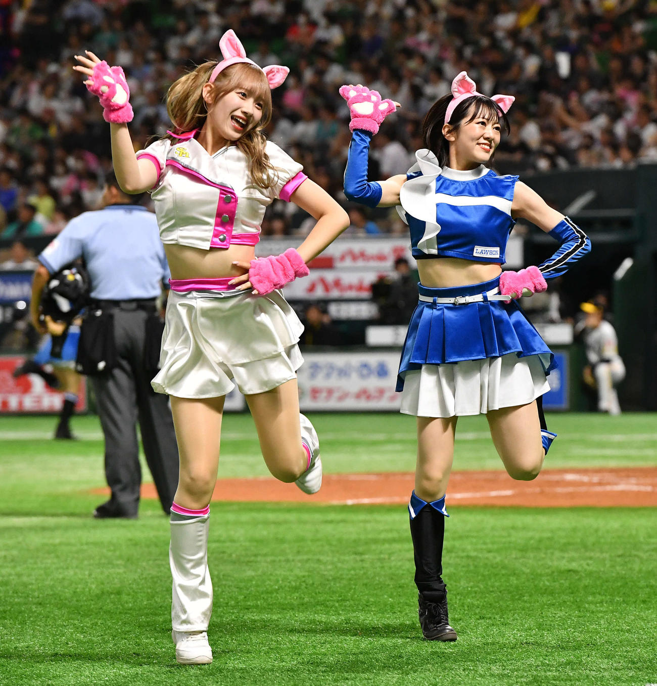 4回表終了後、よかよかダンスでファイターズガールとコラボするハニーズ（撮影・岩下翔太）