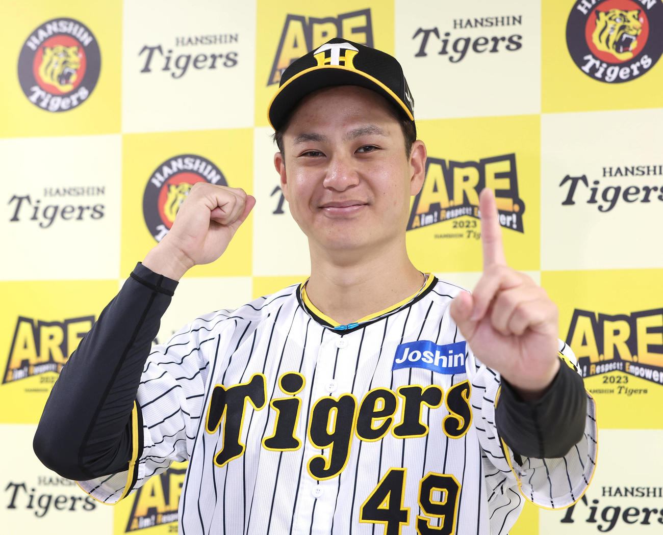 監督推薦でオールスター初出場が決まり笑顔でポーズを決める阪神大竹（撮影・白石智彦）