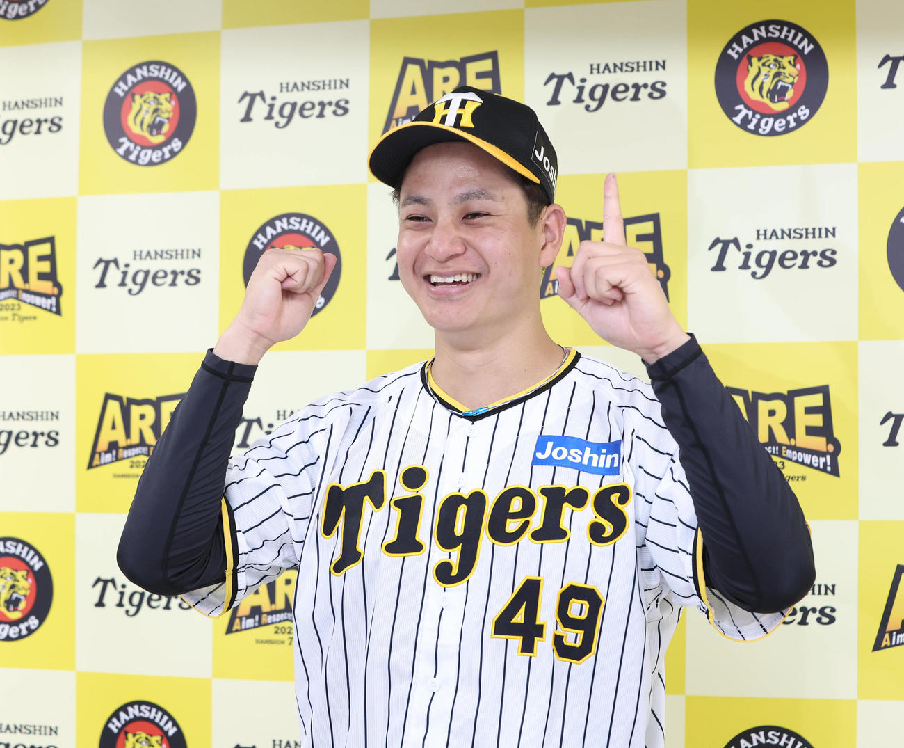 監督推薦でオールスター初出場が決まり笑顔でポーズを決める阪神大竹（撮影・白石智彦）