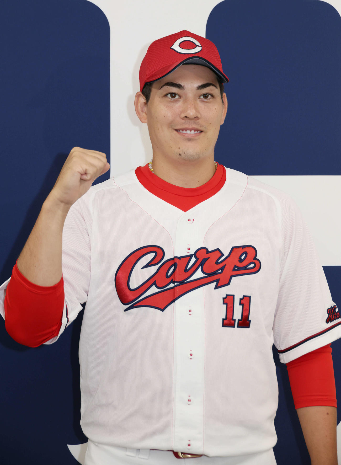 オールスターゲームに監督推薦で選ばれ、会見でポーズを決める広島九里（撮影・加藤孝規）