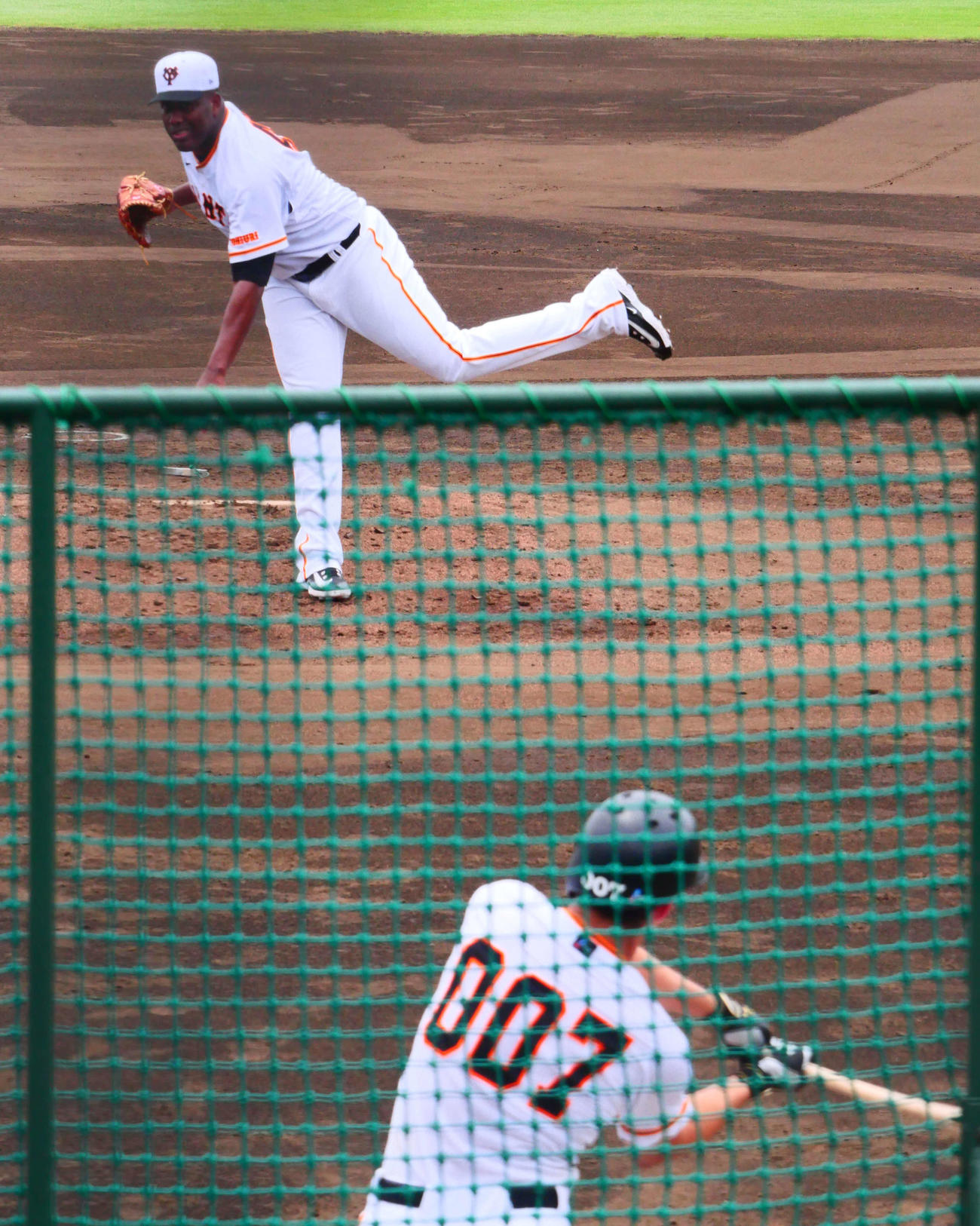 シート打撃に登板した巨人バルドナード（奥）（撮影・上田悠太）