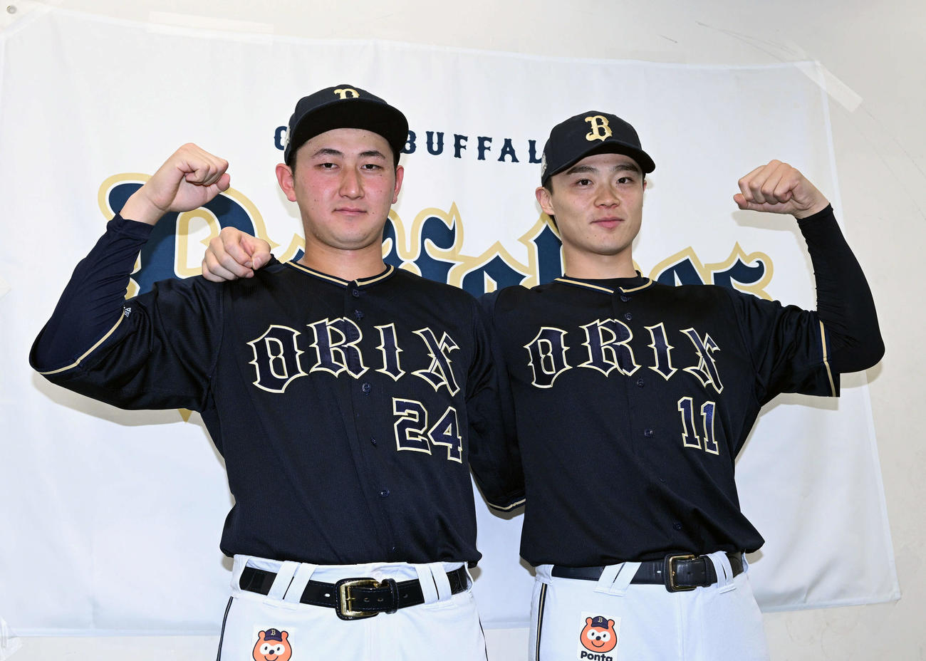 オールスターに選出されたオリックス紅林（左）と山崎福は記念撮影する（撮影・滝沢徹郎）