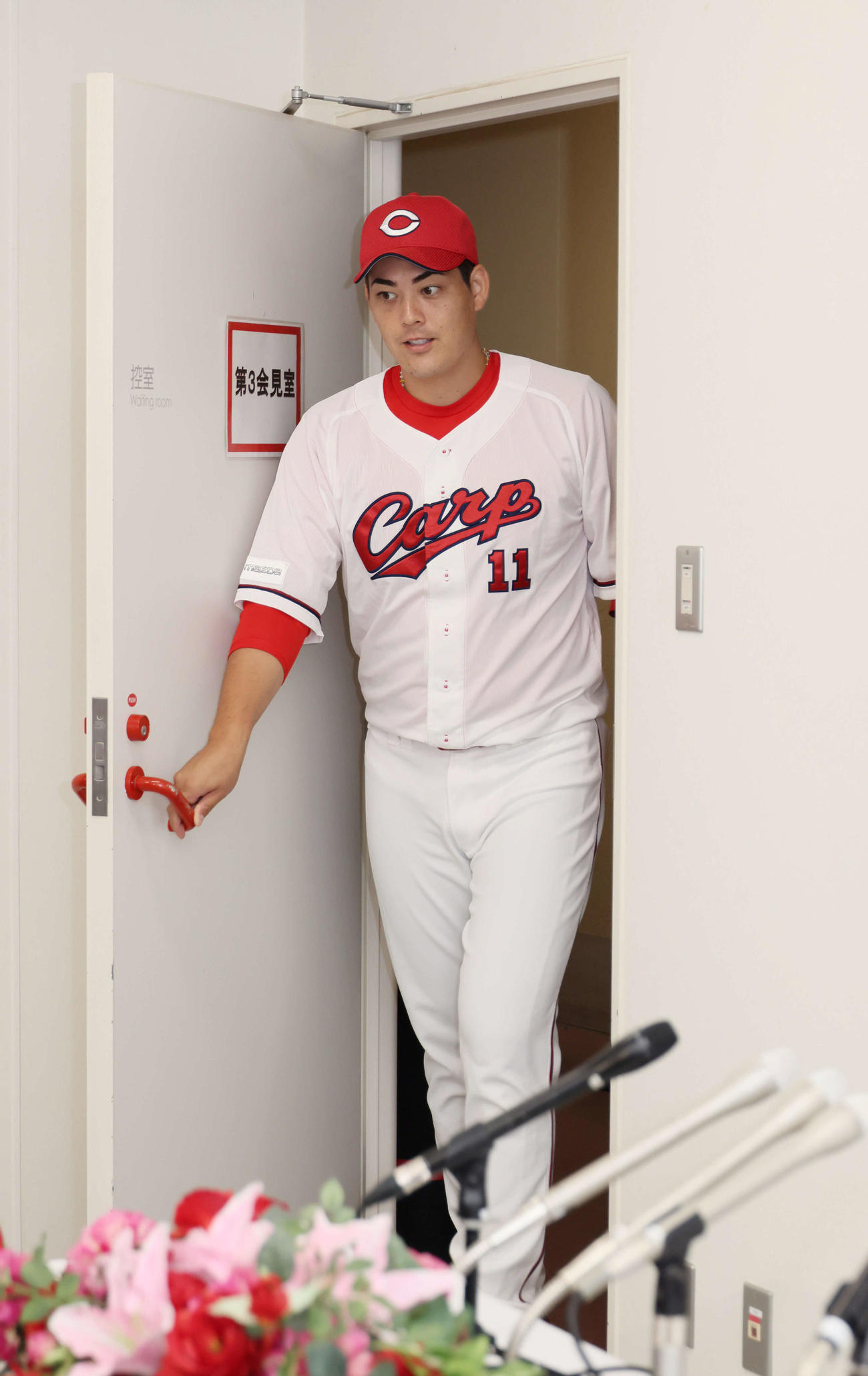オールスターゲームに監督推薦で選ばれ、会見にのぞむ広島九里（撮影・加藤孝規）