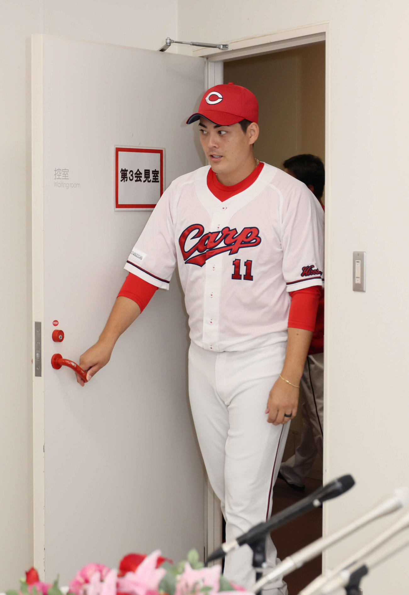 オールスターゲームに監督推薦で選ばれ、会見にのぞむ広島九里（撮影・加藤孝規）