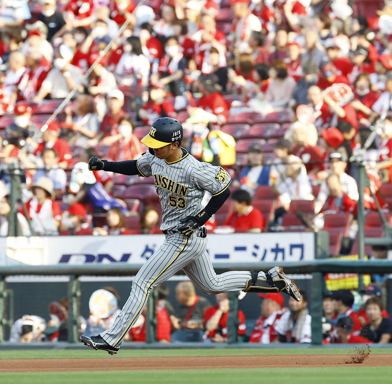 広島対阪神　1回表阪神無死、島田が右越えにプロ初本塁打となる先頭打者本塁打を放つ（撮影・藤尾明華）