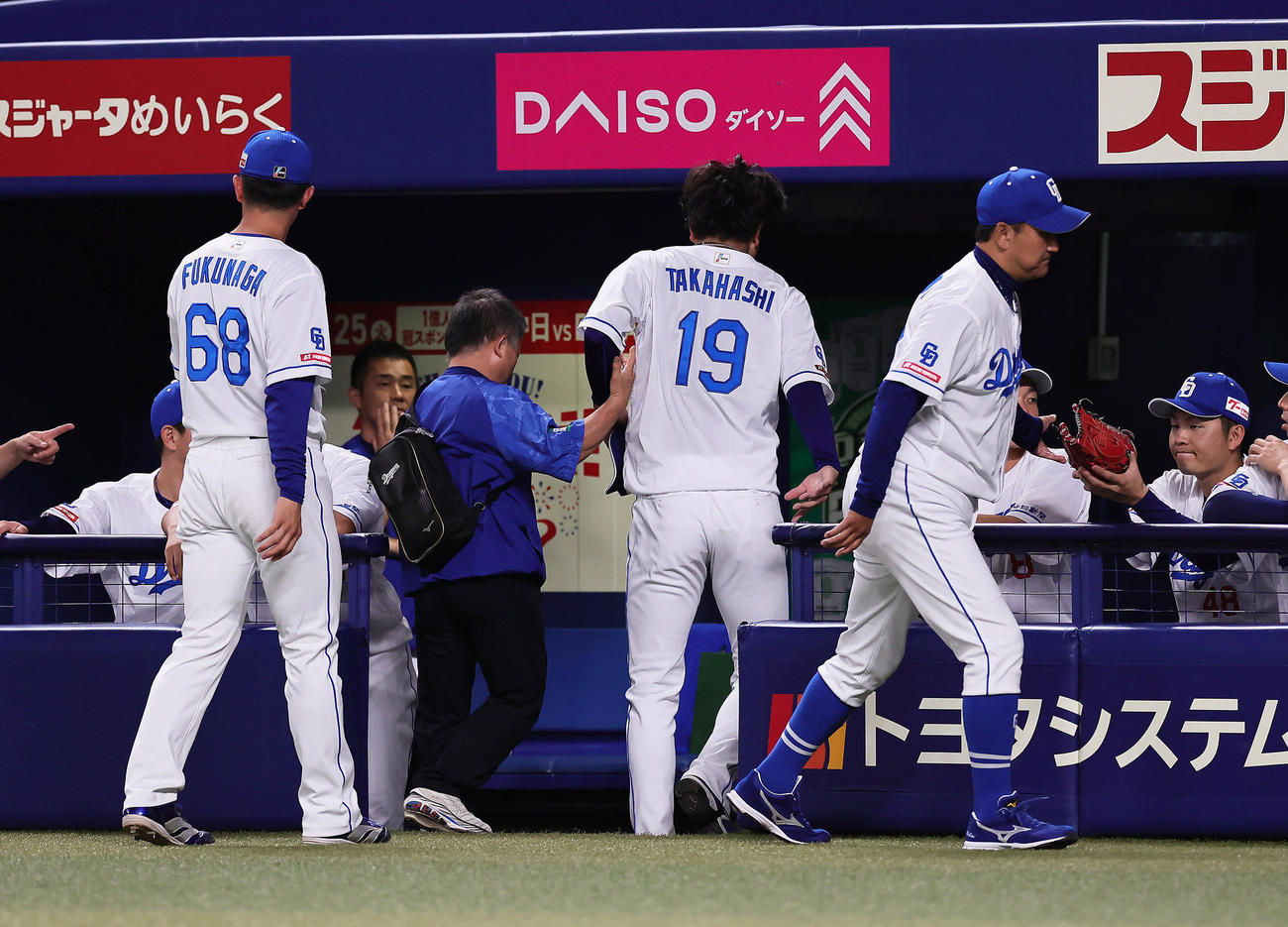 中日対巨人　1回表巨人無死、ブリンソンの内野安打の打球が足に当たり治療のためベンチに戻る高橋宏（中央）（撮影・足立雅史）