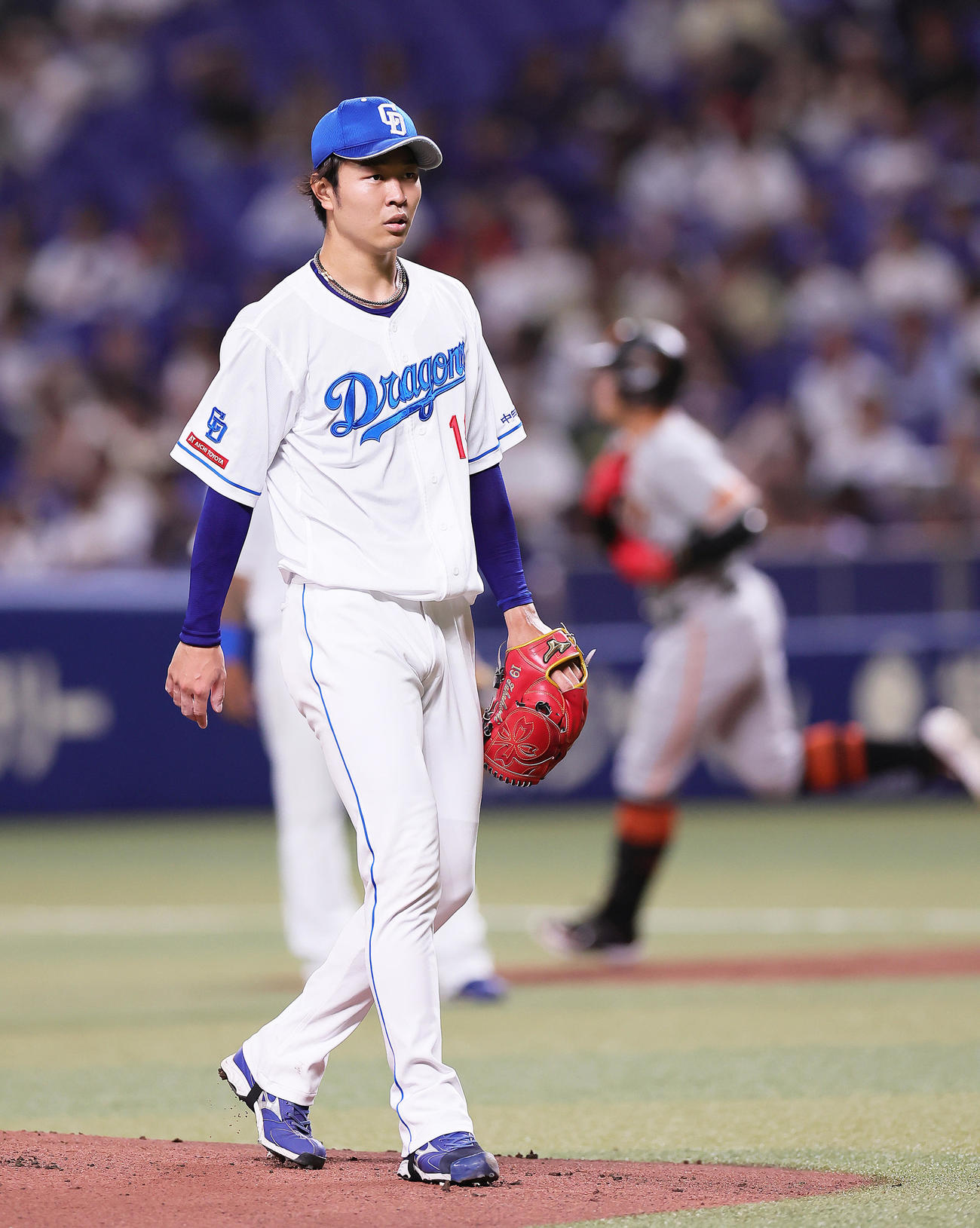中日対巨人　1回表巨人無死満塁、岡本和（後方）に左越え満塁本塁打を浴びた高橋宏（撮影・足立雅史）