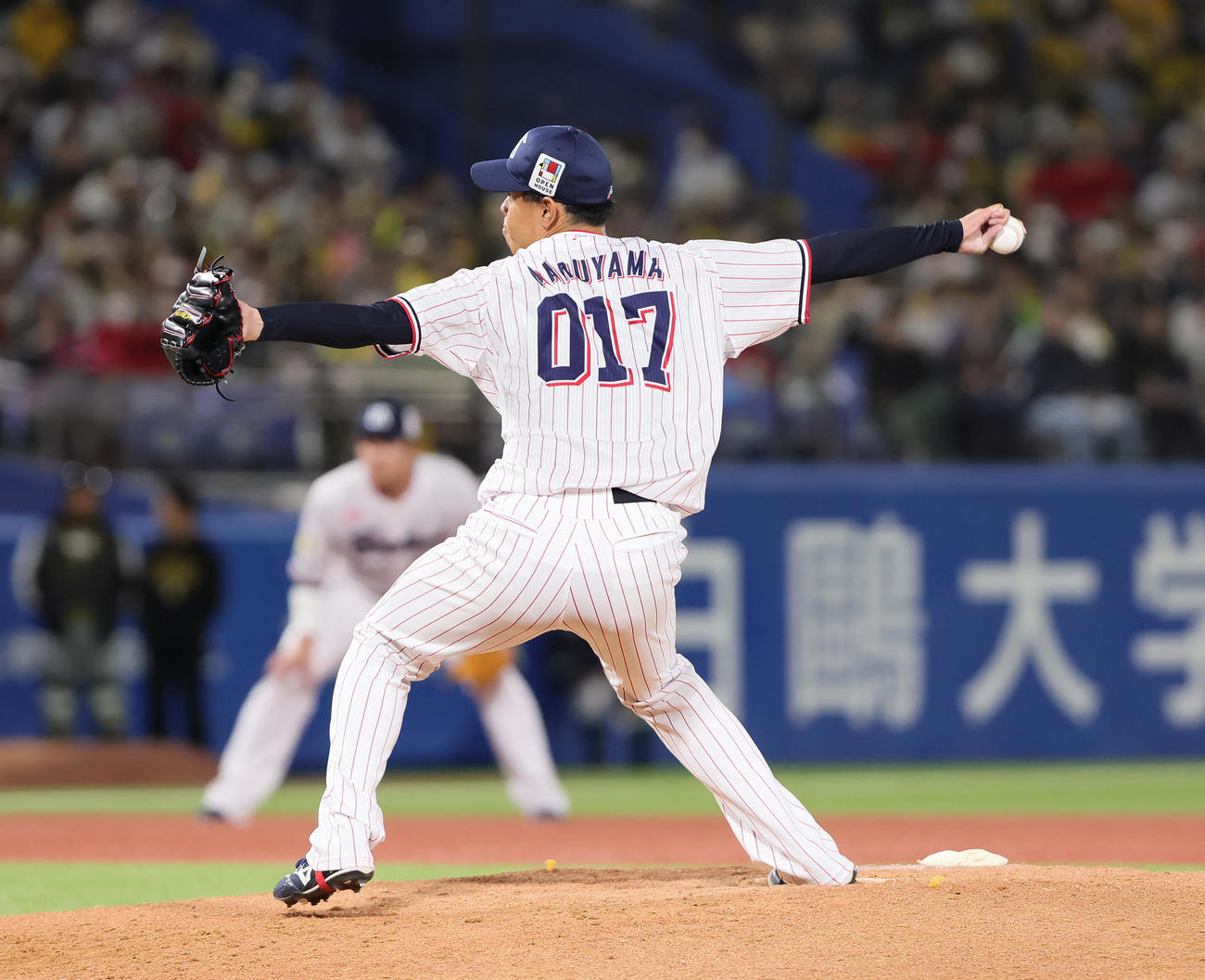 支配下登録されたヤクルト丸山翔大は「017」のユニホーム姿でマウンドに上がる（23年4月29日撮影）