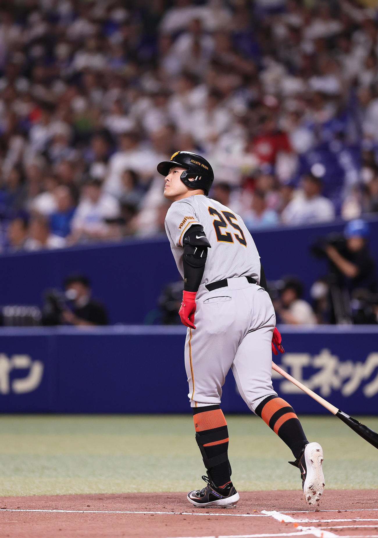 中日対巨人　1回表巨人無死満塁、岡本和は左越え満塁本塁打を放つ（撮影・足立雅史）