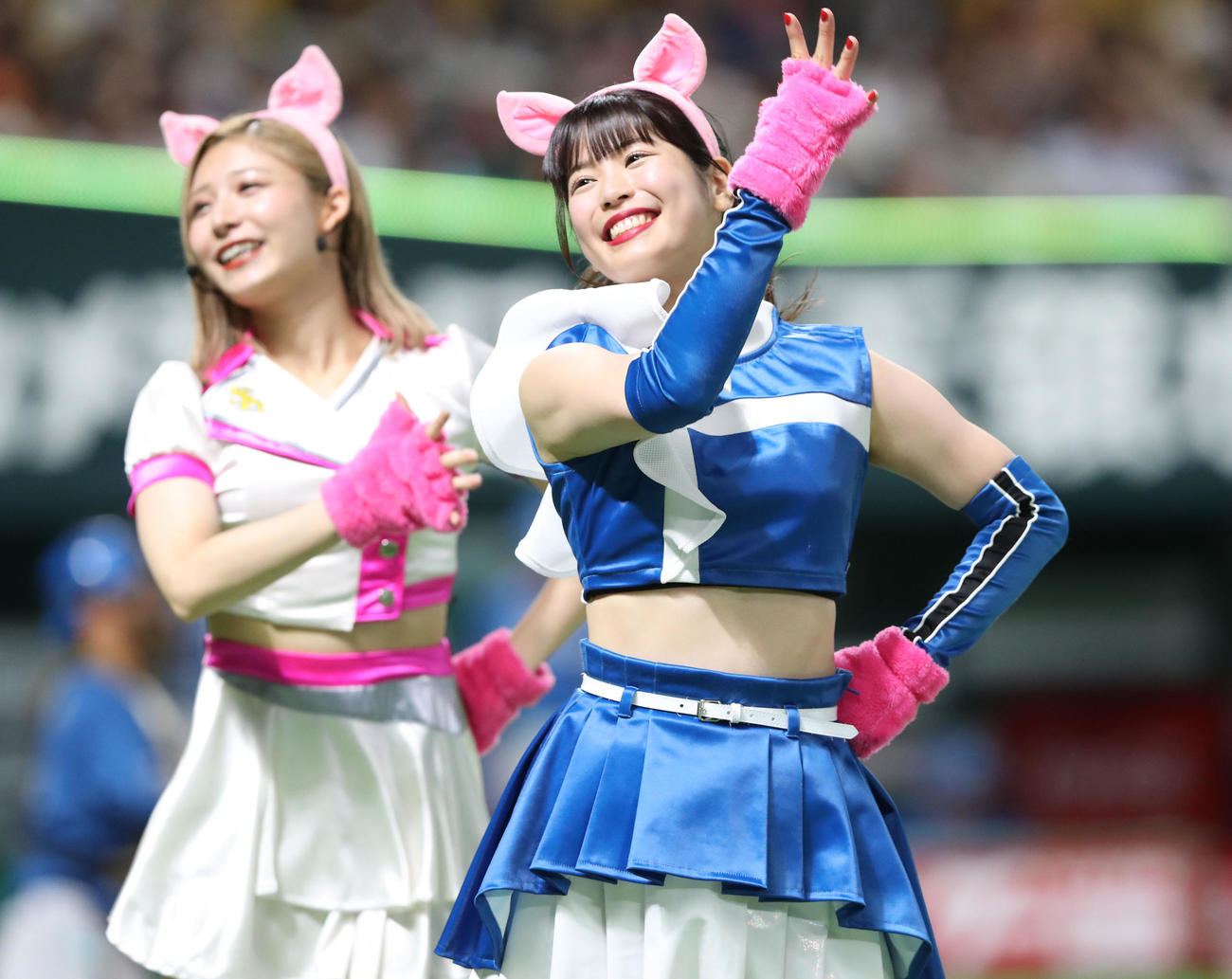 4日、「よかよかダンス」を披露するファイターズガールの滝谷美夢さん（右）と、ハニーズのNOAさん