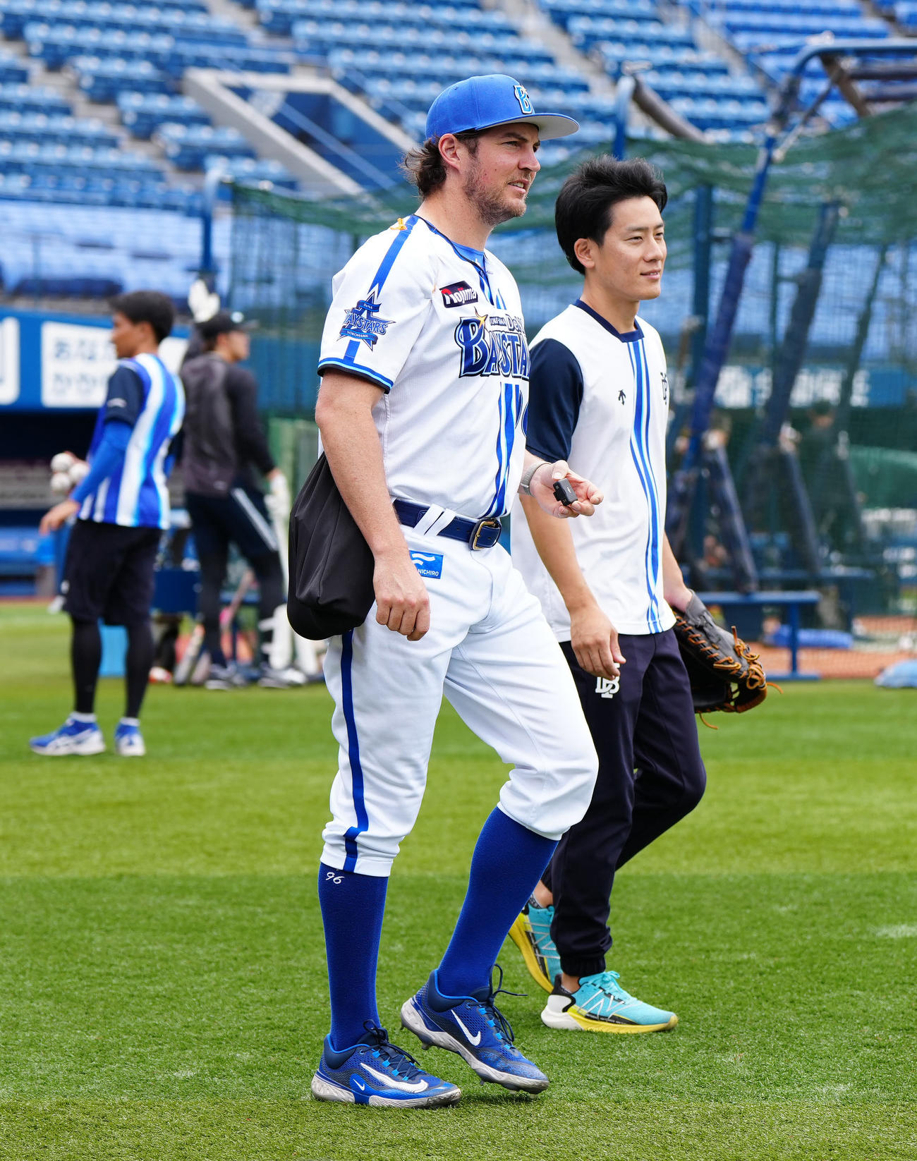 DeNA対ヤクルト　試合前練習に向かうDeNAバウアー（左）（撮影・江口和貴）