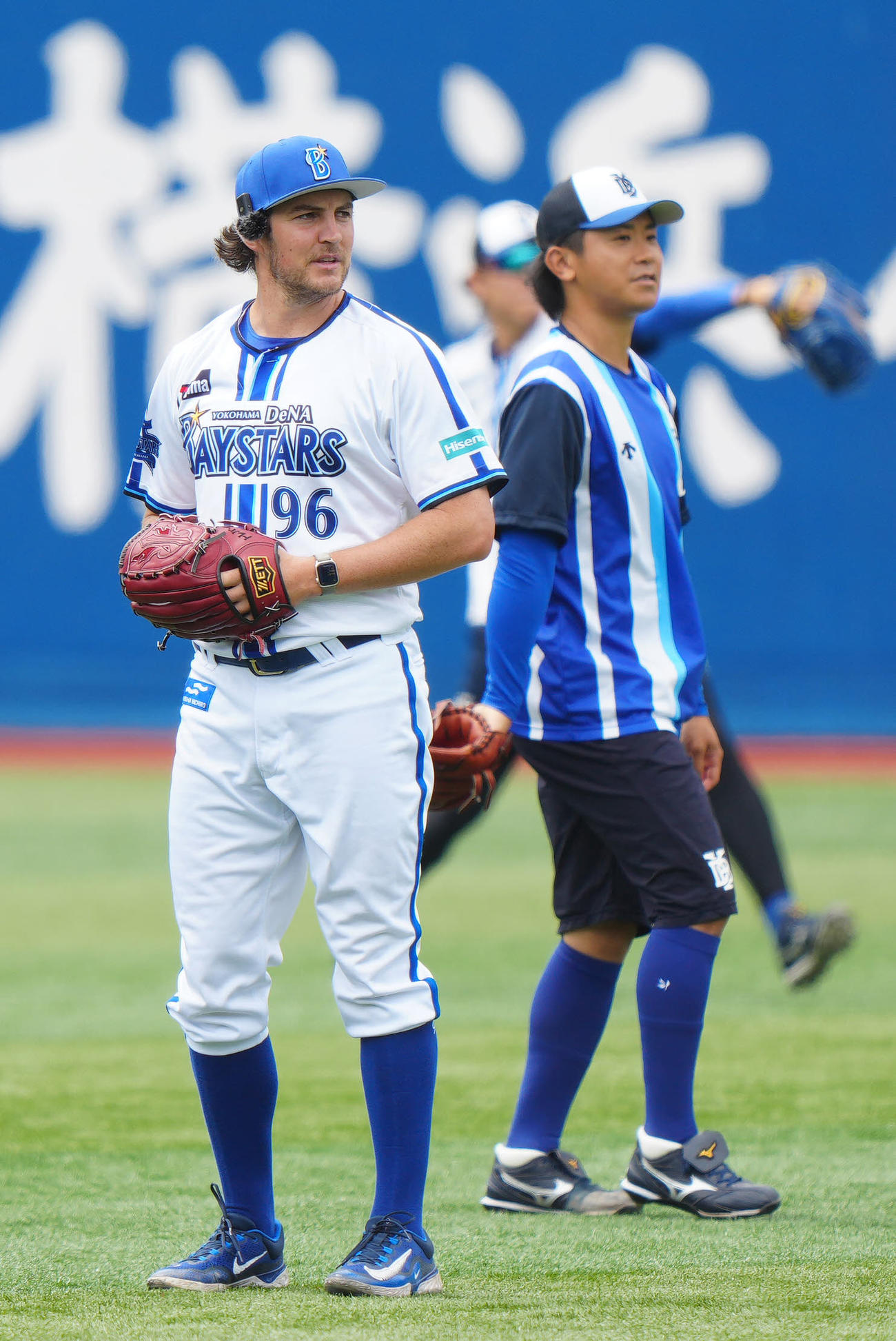 DeNA対ヤクルト　試合前練習でキャッチボールするDeNAバウアー（撮影・江口和貴）