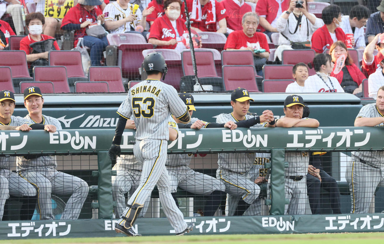 広島対阪神　1回表阪神無死、島田は先制右越え本塁打を放ち、チームメートに迎えられる（撮影・加藤孝規）