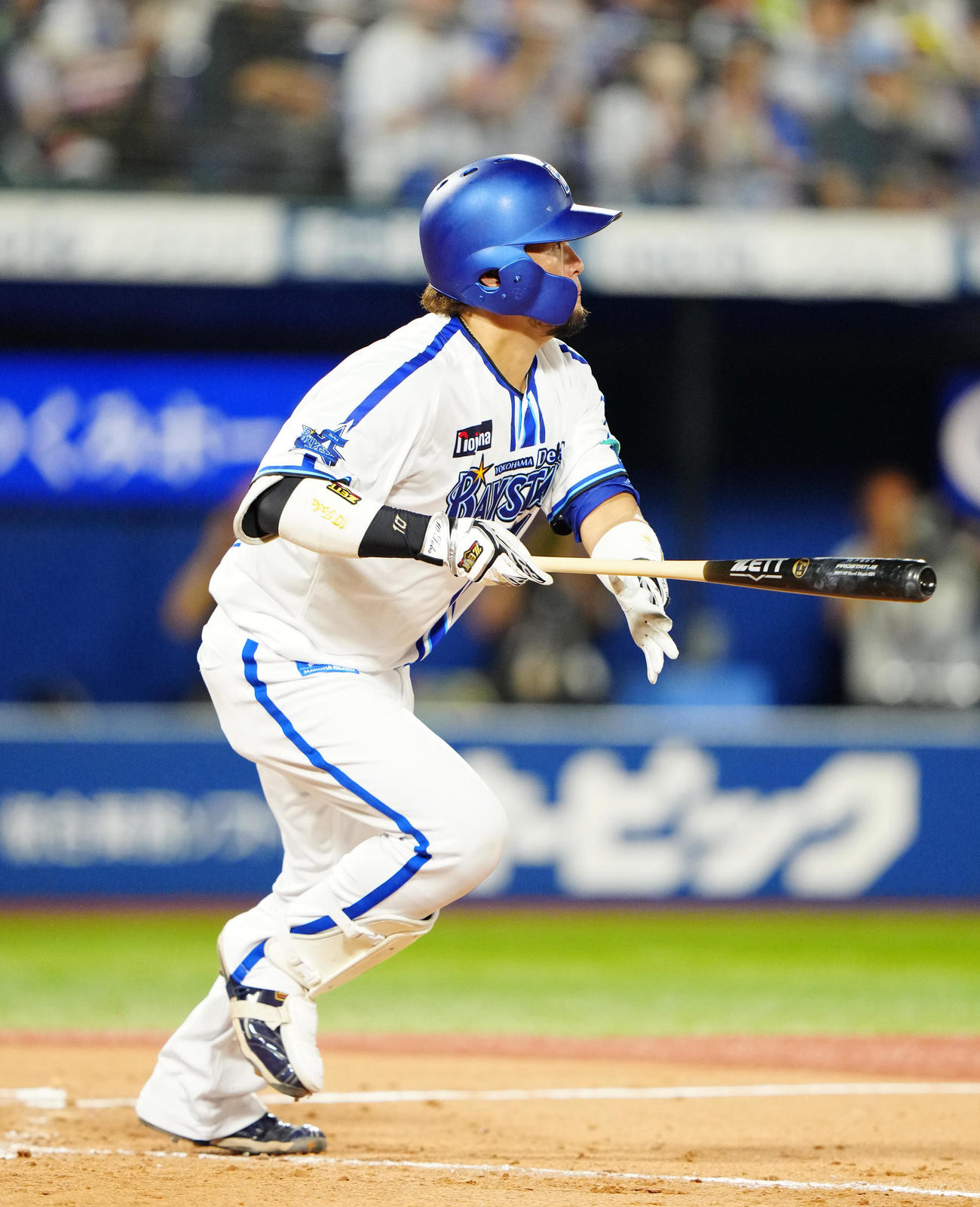 DeNA対ヤクルト　4回裏DeNA2死一、二塁、中前適時打を放つ戸柱（撮影・江口和貴）