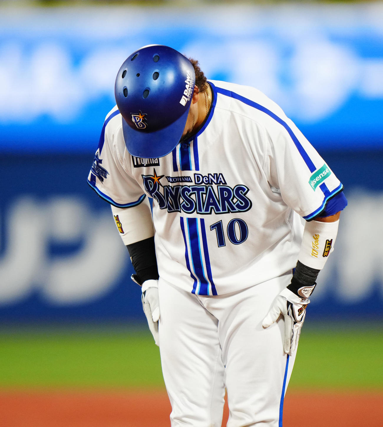 DeNA対ヤクルト　4回裏DeNA2死一、二塁、中前適時打を放ち、ベンチに向かって一礼する戸柱（撮影・江口和貴）
