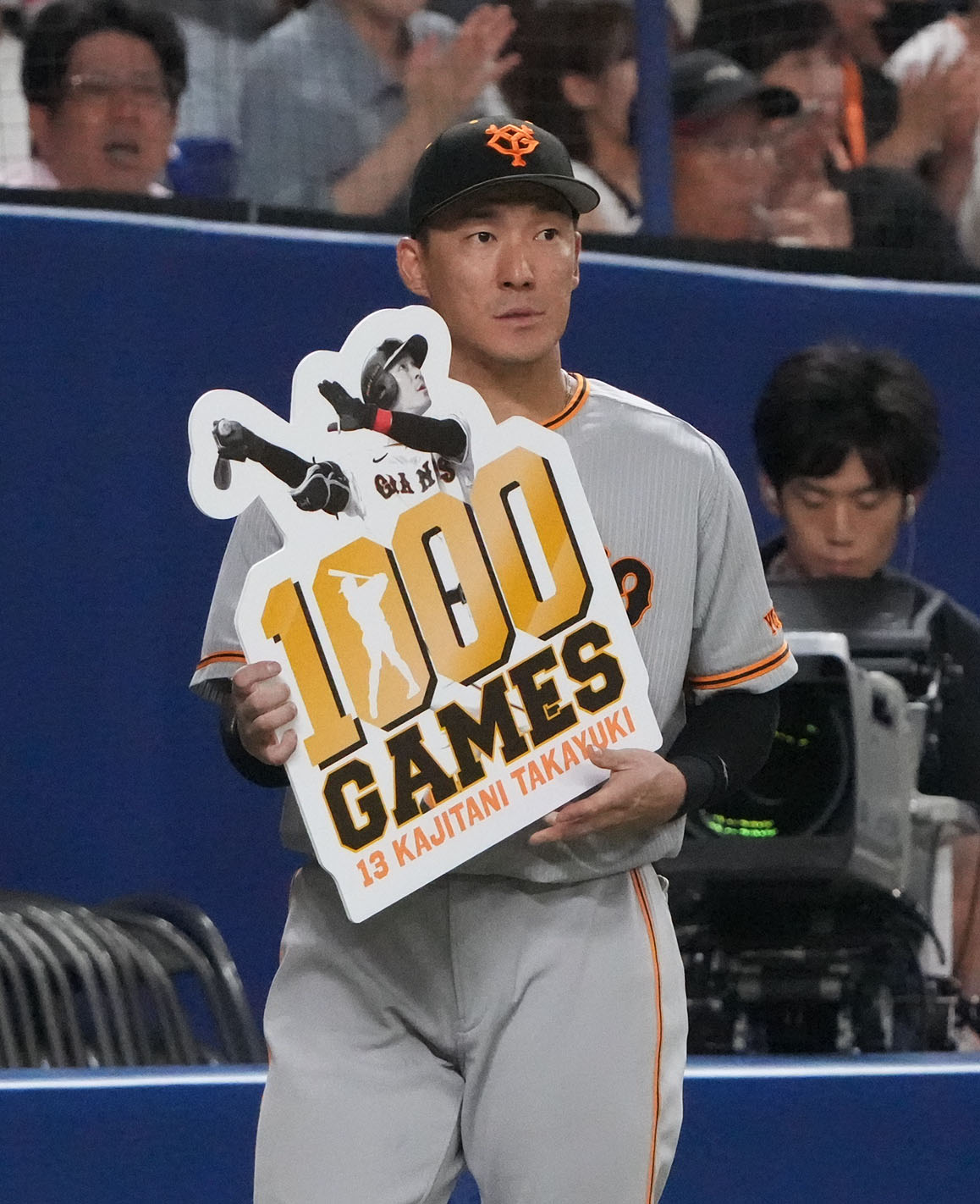 中日対巨人　5回終了、1000試合出場を達成し記念ボードを手にする梶谷（撮影・森本幸一）