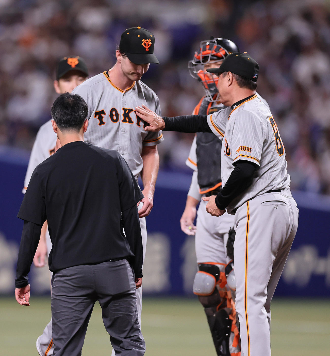 中日対巨人　5回途中、マウンドを降りる巨人グリフィン（左）をねぎらう原監督（撮影・足立雅史）