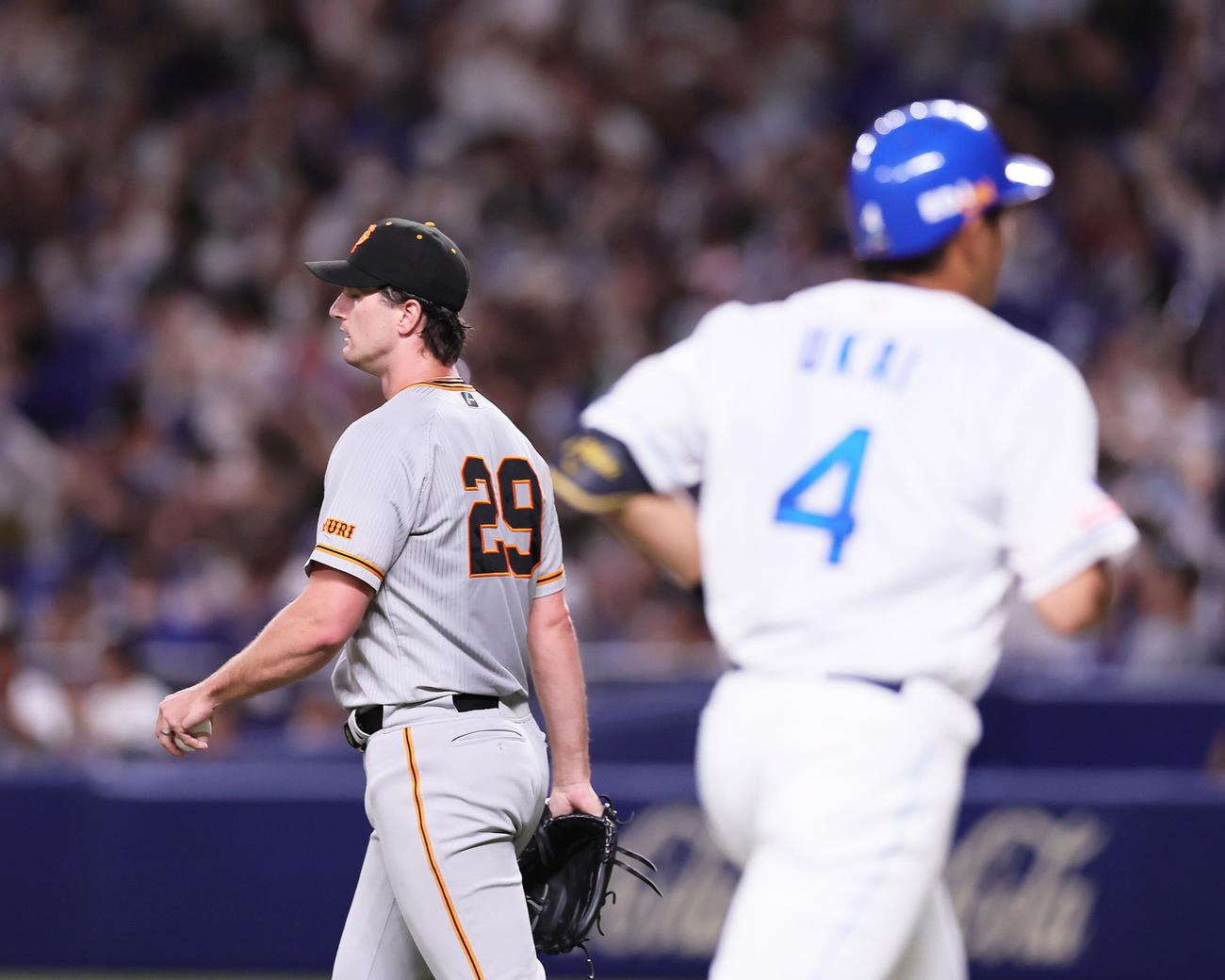 中日対巨人　3回裏中日1死二塁、鵜飼（右）に左越え2点本塁打を浴びたグリフィン（撮影・足立雅史）