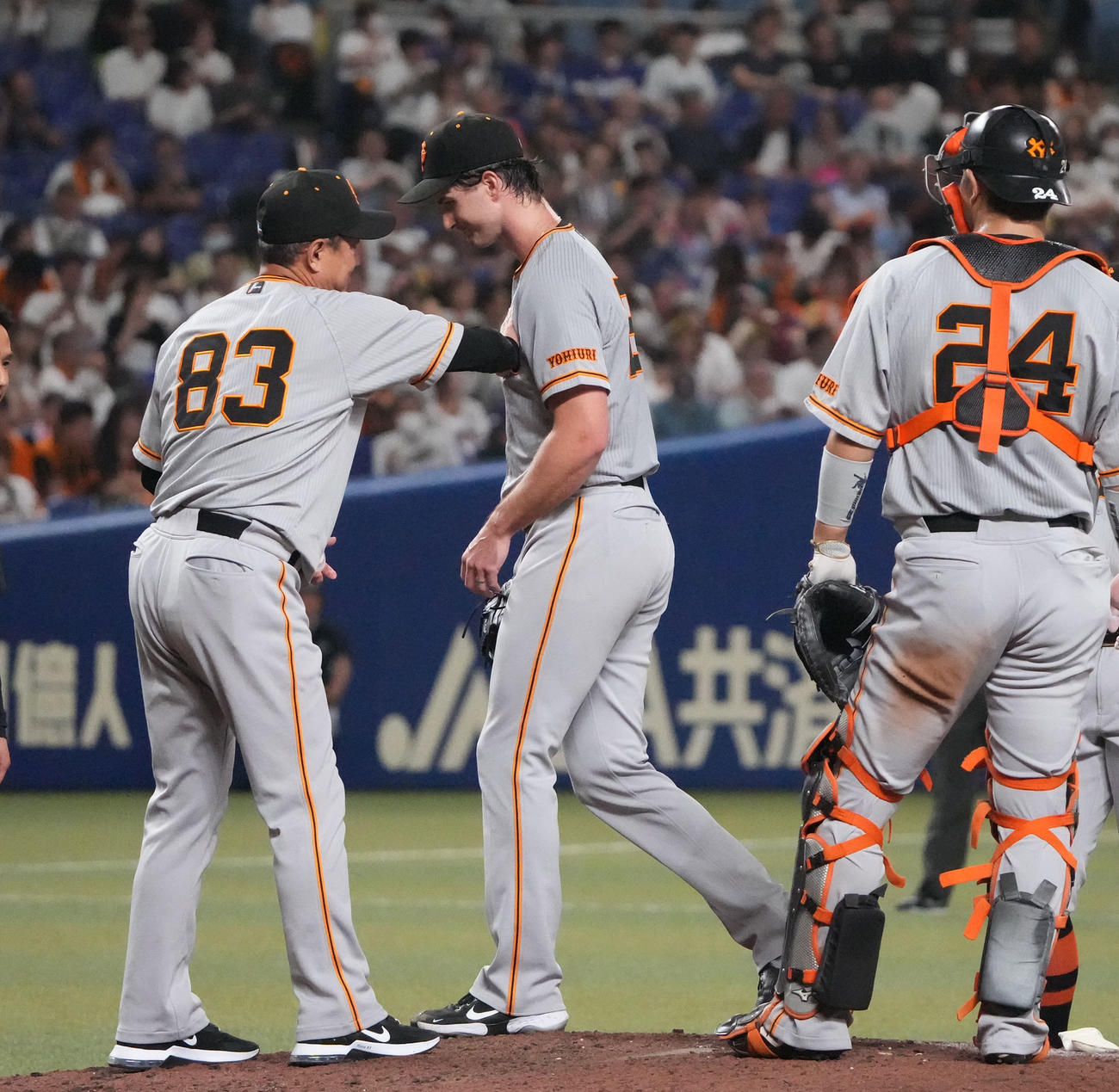 中日対巨人　5回裏中日1死一、二塁、マウンドを降りるグリフィン（中央）（撮影・森本幸一）