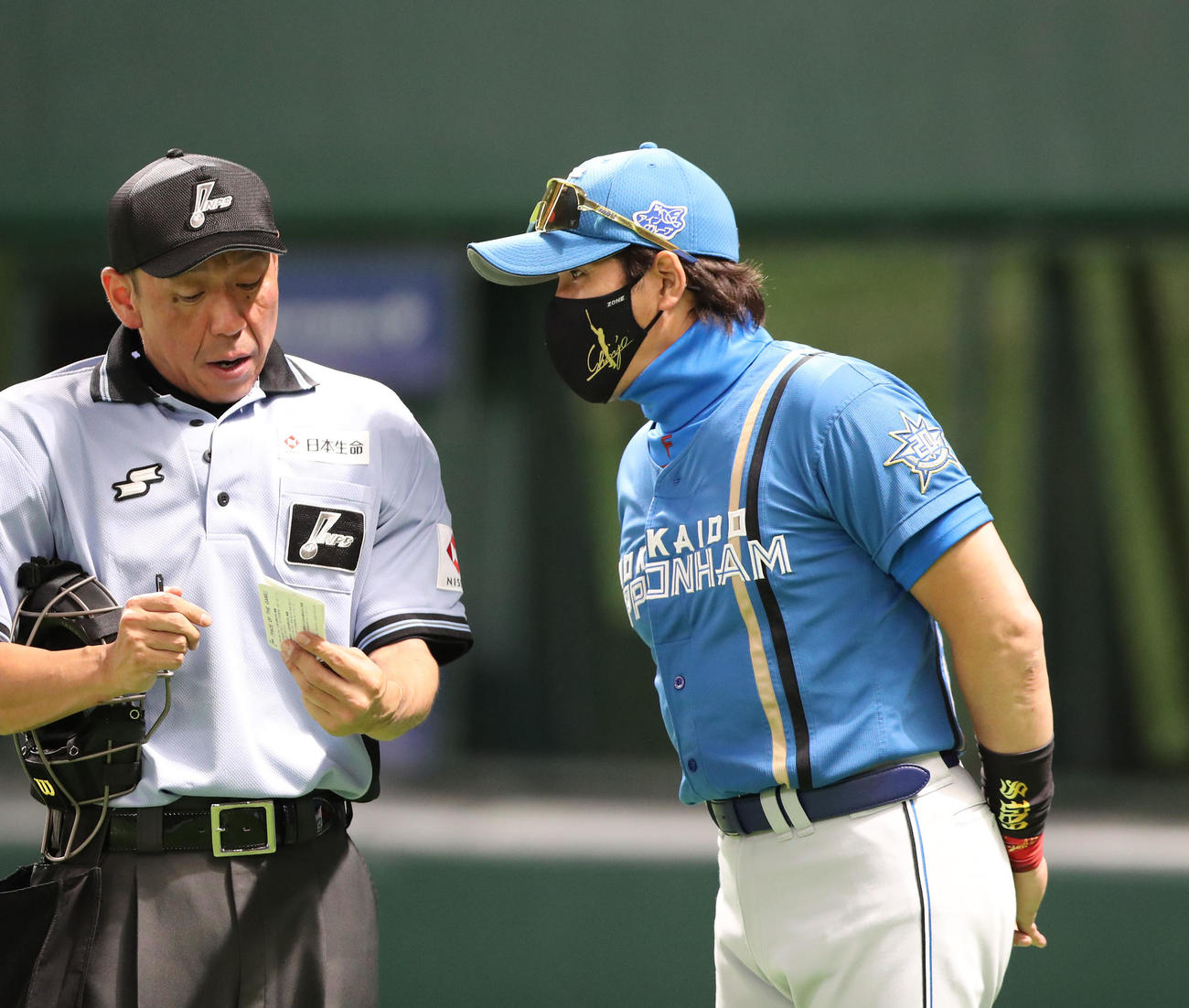 ソフトバンク対日本ハム　選手交代を審判に告げる新庄監督（撮影・梅根麻紀）