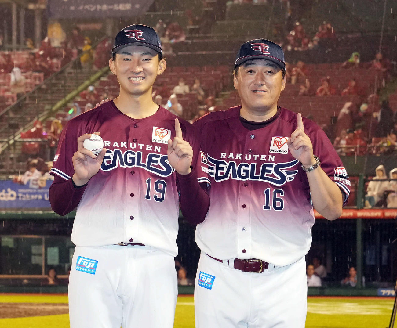 楽天対オリックス　プロ初勝利を飾り、石井監督（右）と笑顔で記念撮影をする荘司（撮影・狩俣裕三）