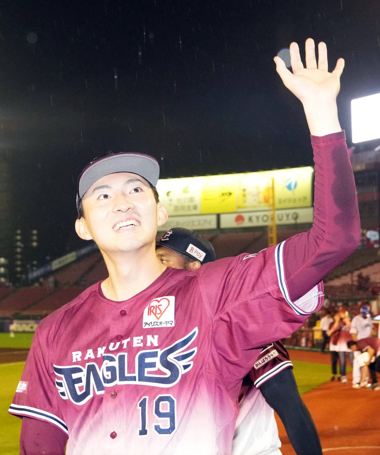 楽天対オリックス　プロ初勝利し、ファンの声援に応える荘司（撮影・狩俣裕三）