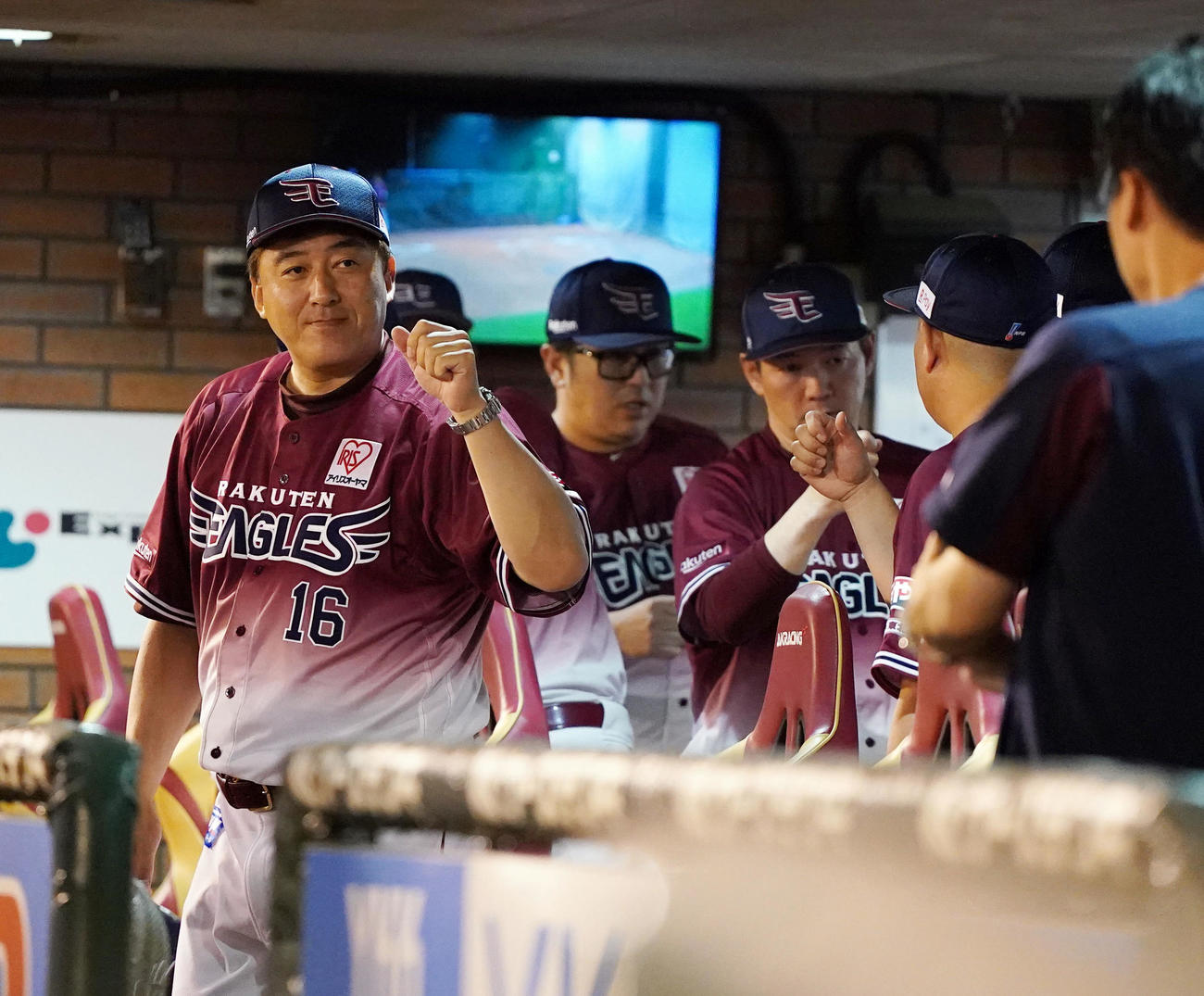 楽天対オリックス　試合後、勝利を喜び合う石井監督（左）（撮影・狩俣裕三）