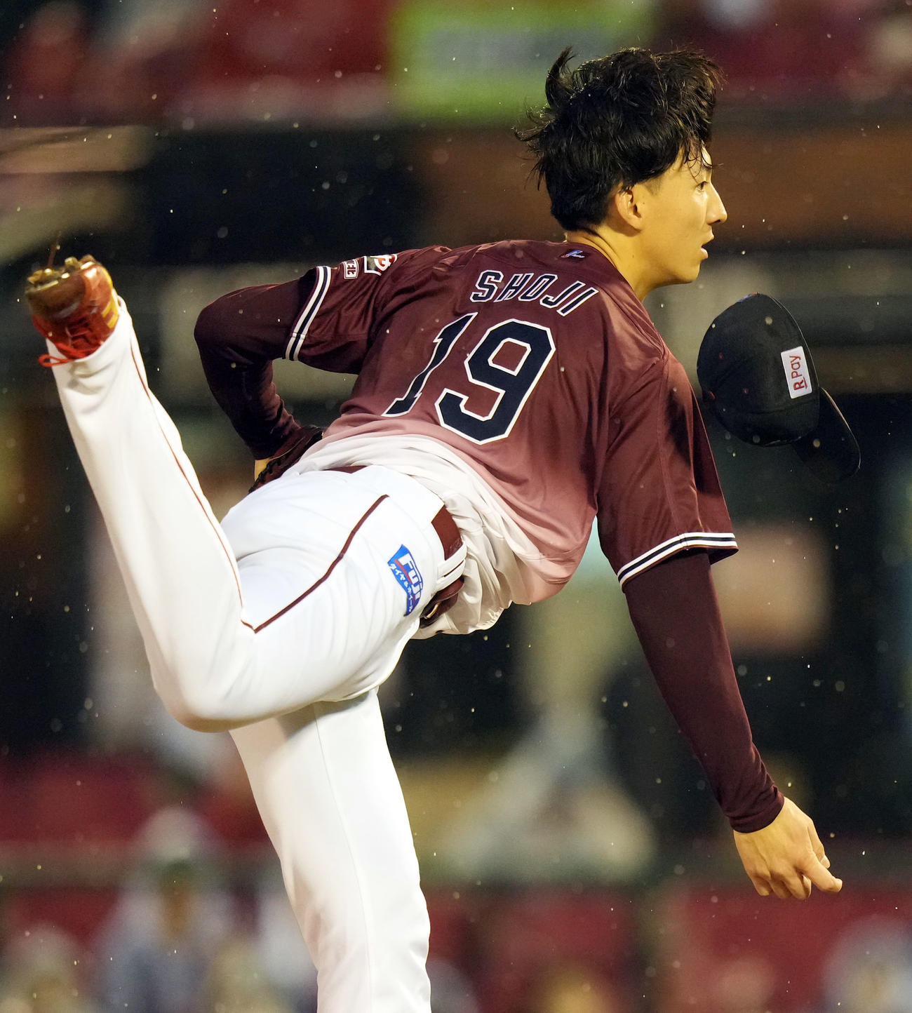 楽天対オリックス　3回表、キャップを飛ばしながら、力投する楽天先発の荘司（撮影・狩俣裕三）