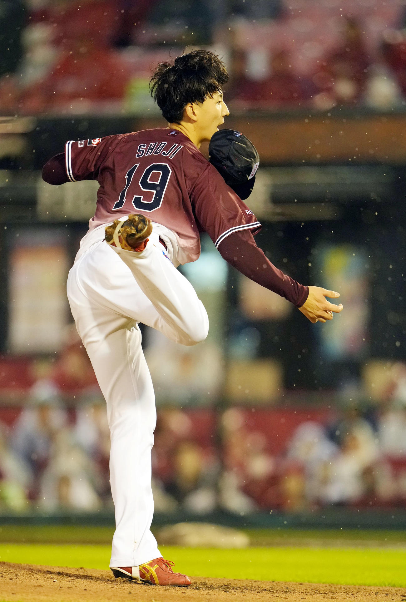 楽天対オリックス　3回表、キャップを飛ばしながら、力投する楽天先発の荘司（撮影・狩俣裕三）