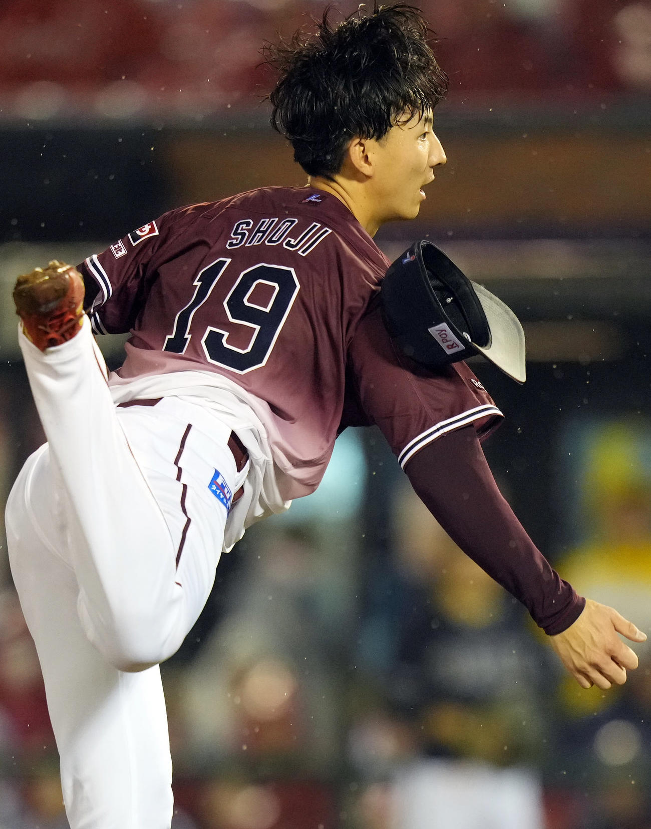 楽天対オリックス　4回表、キャップを飛ばしながら、力投する楽天先発の荘司（撮影・狩俣裕三）