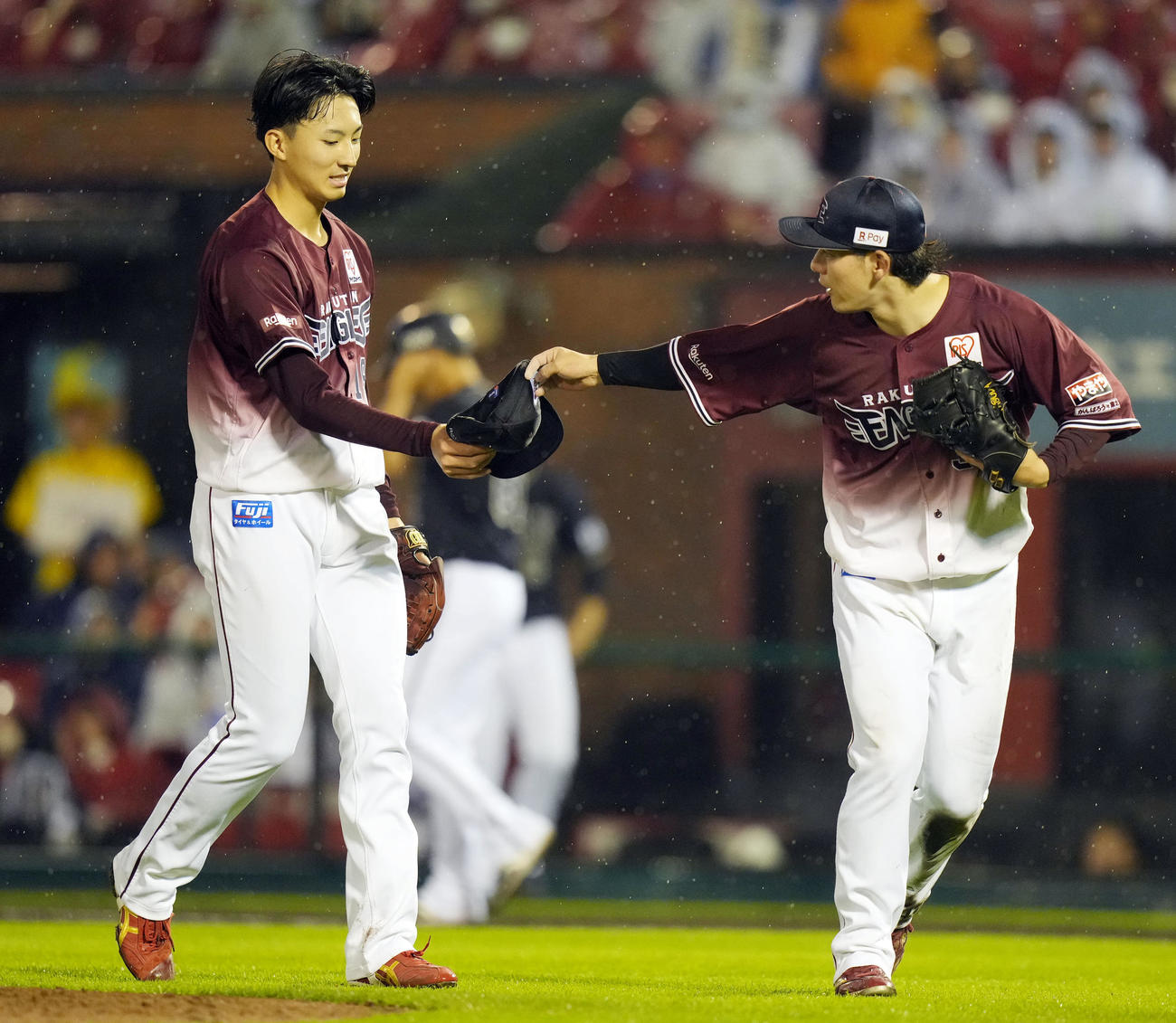 楽天対オリックス　4回表オリックス2死一、二塁、若月の投ゴロに打ち取った後、落ちたキャップを伊藤裕（右）に拾ってもらう楽天先発の荘司（撮影・狩俣裕三）