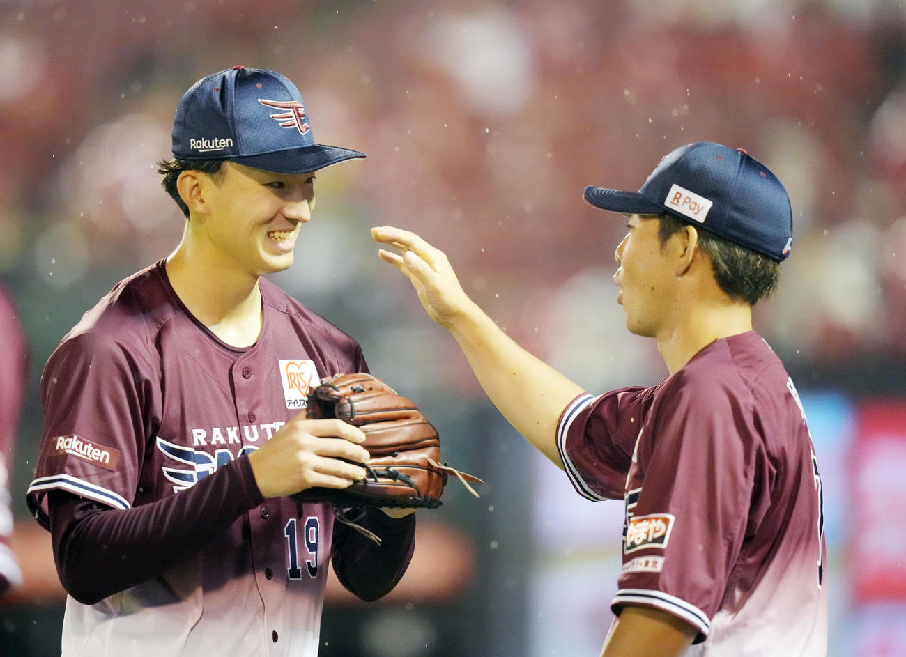 楽天対オリックス　5回表を抑え、鈴木大（右）に迎えられて笑顔を見せる先発荘司（撮影・狩俣裕三）