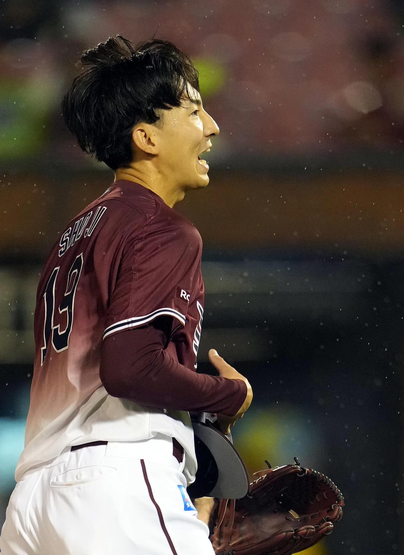楽天対オリックス　5回表オリックス2死二塁、ゴンザレスを空振り三振に仕留め、ほえる荘司（撮影・狩俣裕三）