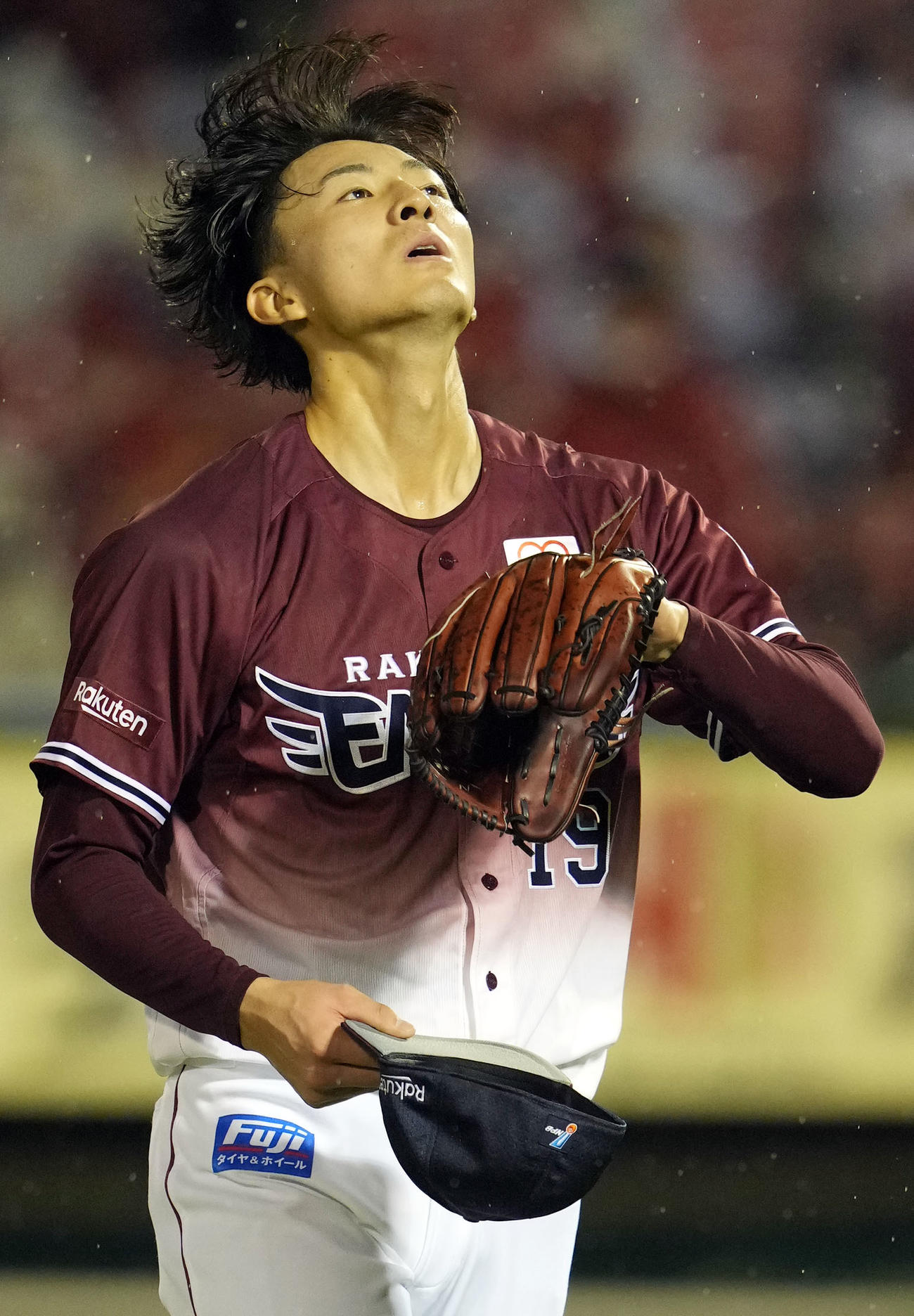楽天対オリックス　5回表オリックス2死二塁、ゴンザレスを空振り三振に仕留め、濡れた髪をなびかせる荘司（撮影・狩俣裕三）