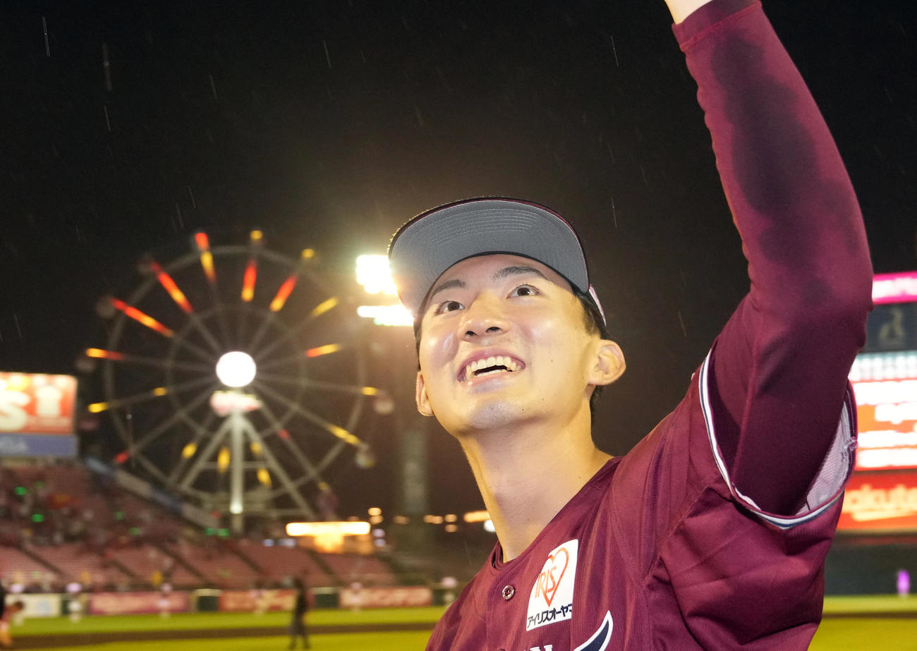 楽天対オリックス　プロ初勝利し、ファンの声援に応える荘司（撮影・狩俣裕三）