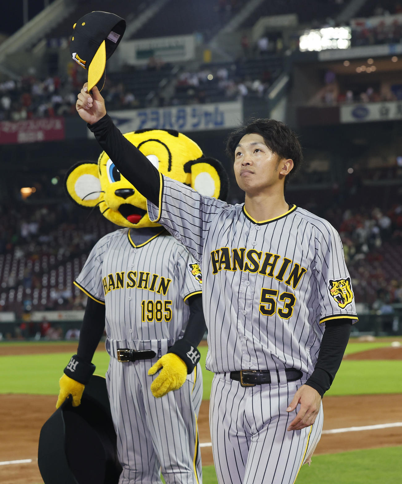 広島対阪神　プロ初本塁打を放ち、ファンの声援に手を振る阪神島田（撮影・藤尾明華）