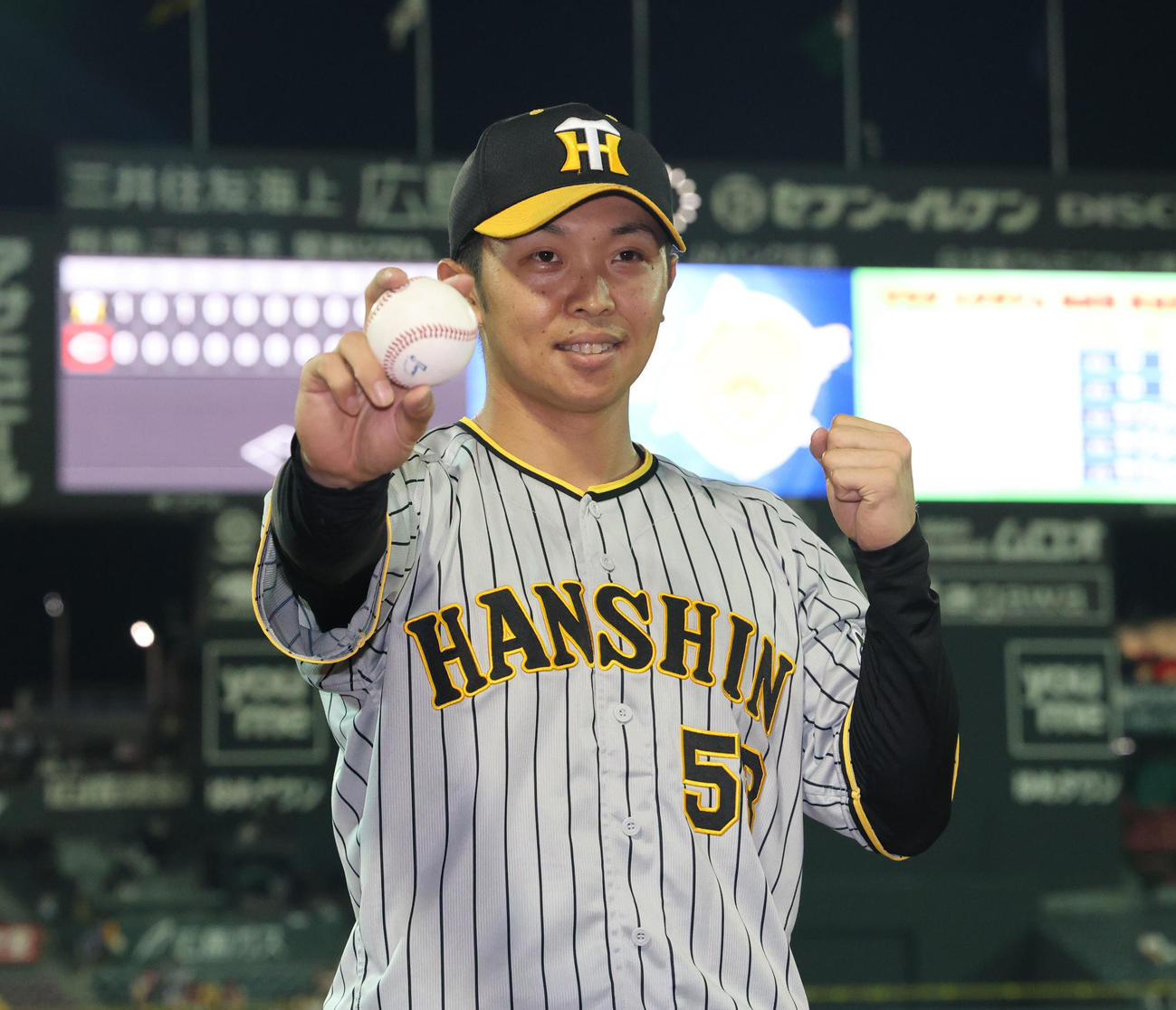 広島対阪神　プロ初本塁打を放ち、記念球を手にする阪神島田（撮影・藤尾明華）