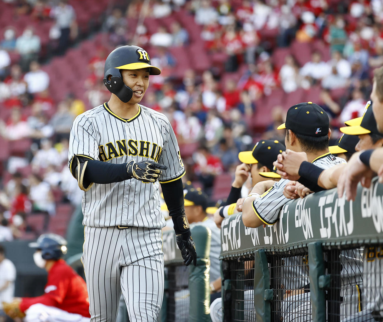 広島対阪神　1回表阪神無死、右越えにプロ初本塁打となる先頭打者本塁打を放ち、サイレント・トリートメントを受ける島田（撮影・藤尾明華）