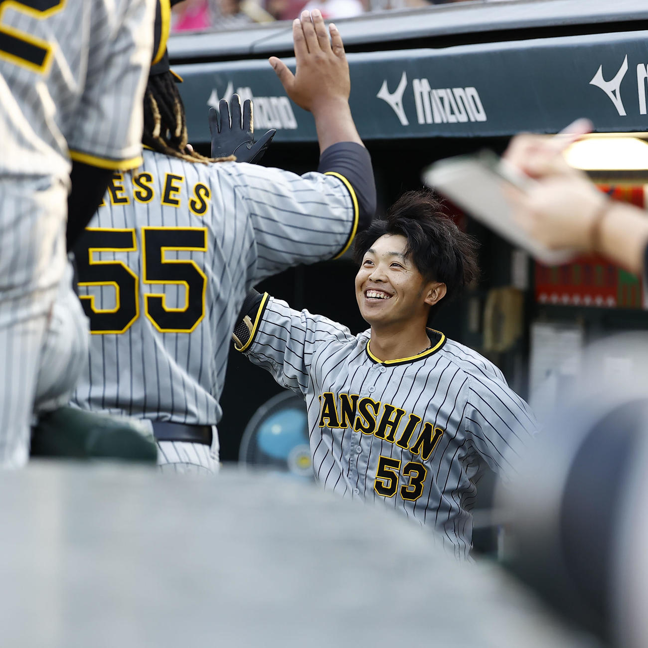 広島対阪神　1回表阪神無死、右越えにプロ初本塁打となる先頭打者本塁打を放ち、サイレント・トリートメントを受ける島田（撮影・藤尾明華）