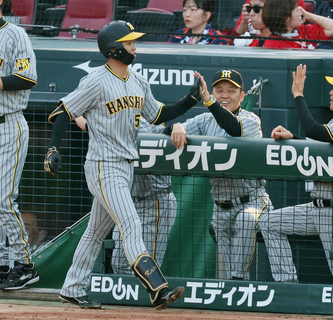 広島対阪神　1回表阪神無死、右越えソロ本塁打を放った島田（左）を笑顔で迎える岡田監督（撮影・加藤哉）