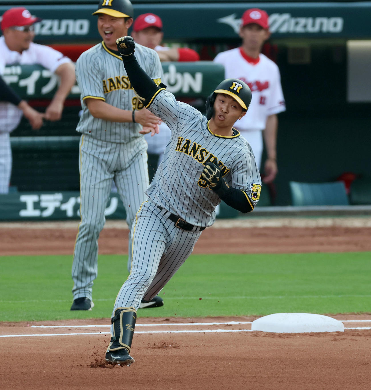 広島対阪神　1回表阪神無死、島田は右越えソロ本塁打を放ちガッツポーズを見せる（撮影・加藤哉）