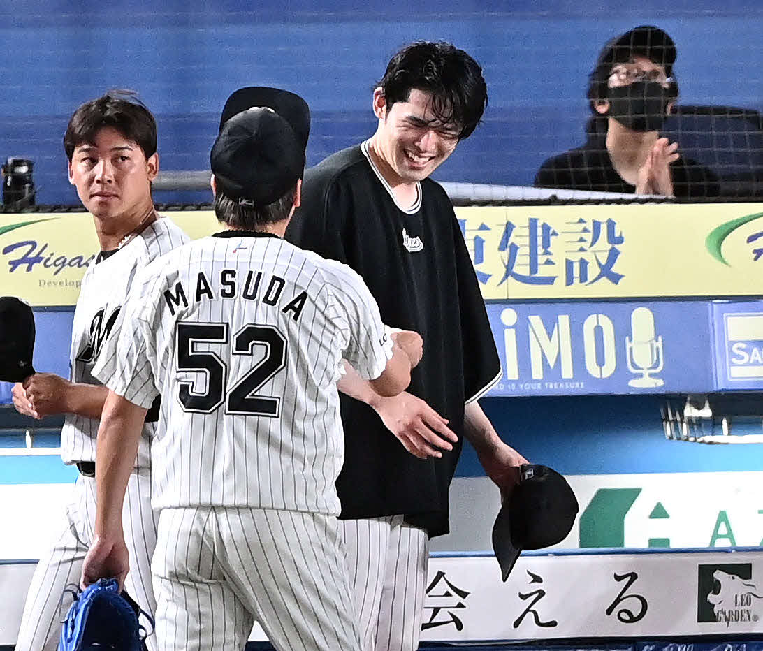ロッテ対西武　試合後、勝利投手のロッテ佐々木朗（後方右）は試合を締めた益田から記念球を差し出され笑顔を見せる（撮影・滝沢徹郎）