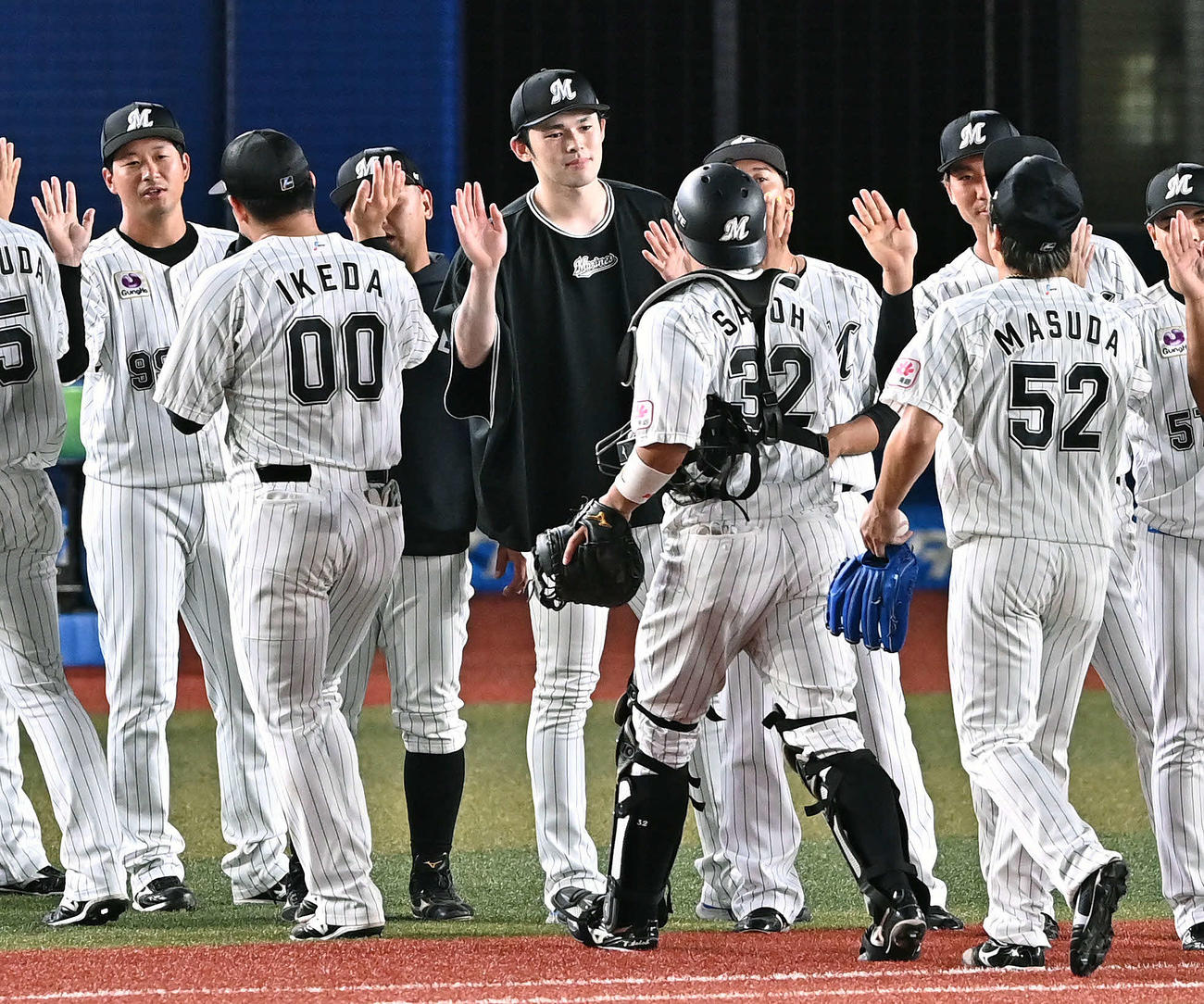 ロッテ対西武　試合後、チームメートとタッチをかわすロッテ佐々木朗（後列中央）（撮影・滝沢徹郎）